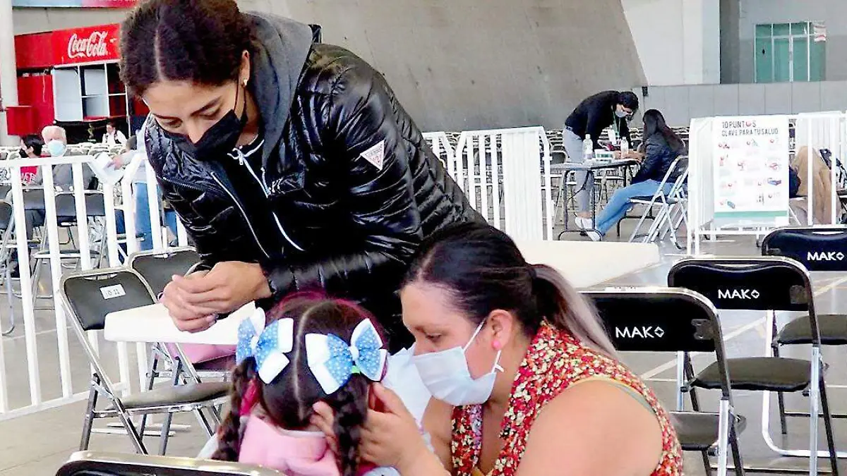 Aplicación de vacuna contra covid-19 a niña