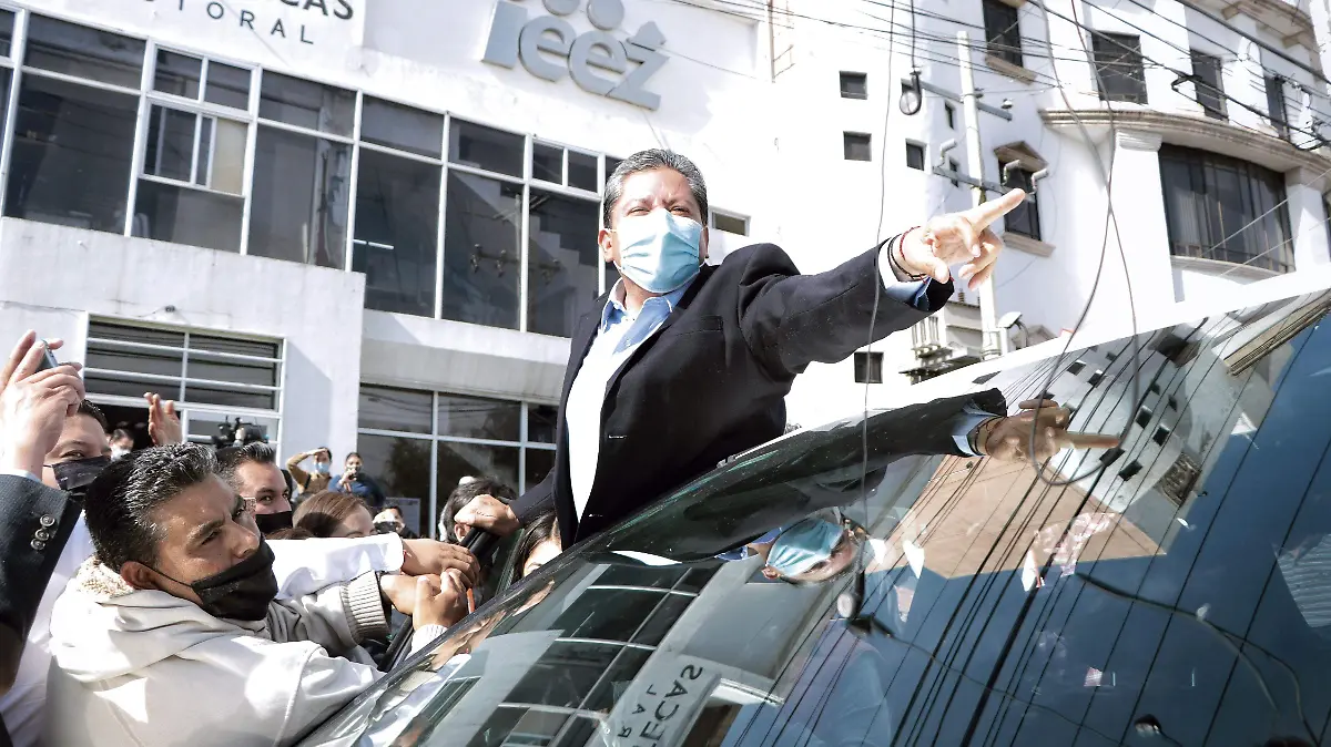 David Monreal saludando a la multitud antes de abordar su auto