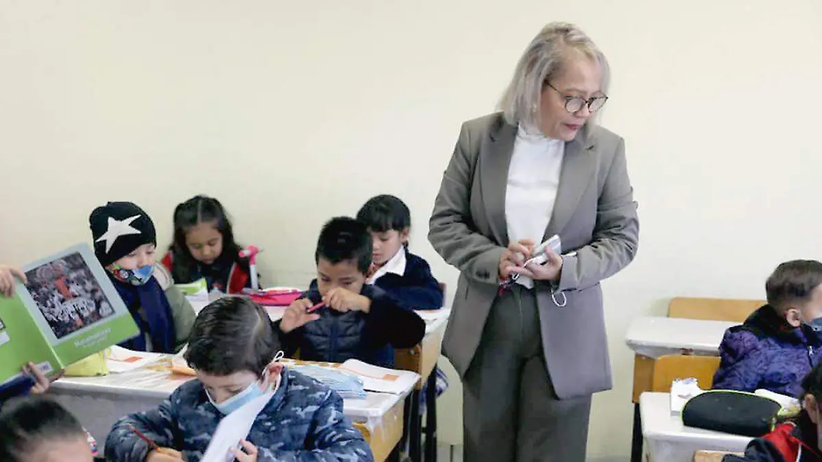 Maribel Villalpando en salón de clases