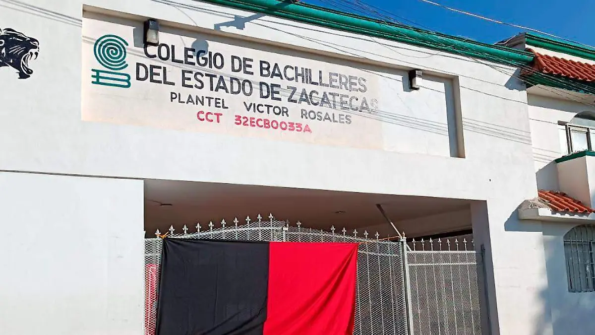 Bandera rojinegra en plantel del Cobaez