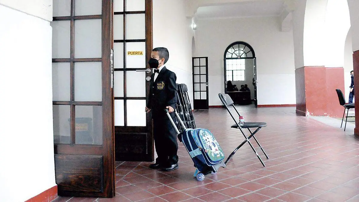 Niño-afuera-de-salón-de-clases