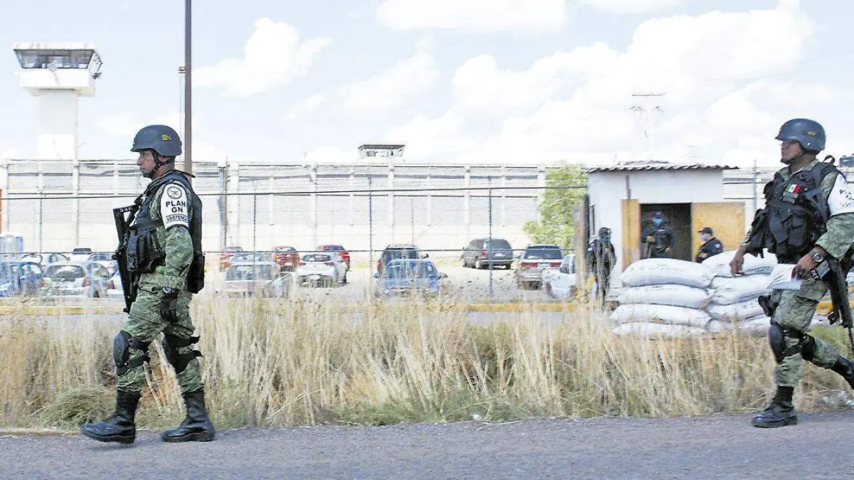 Militares-vigilando-el-Cerereso-de-Cieneguillas,-Zacatecas