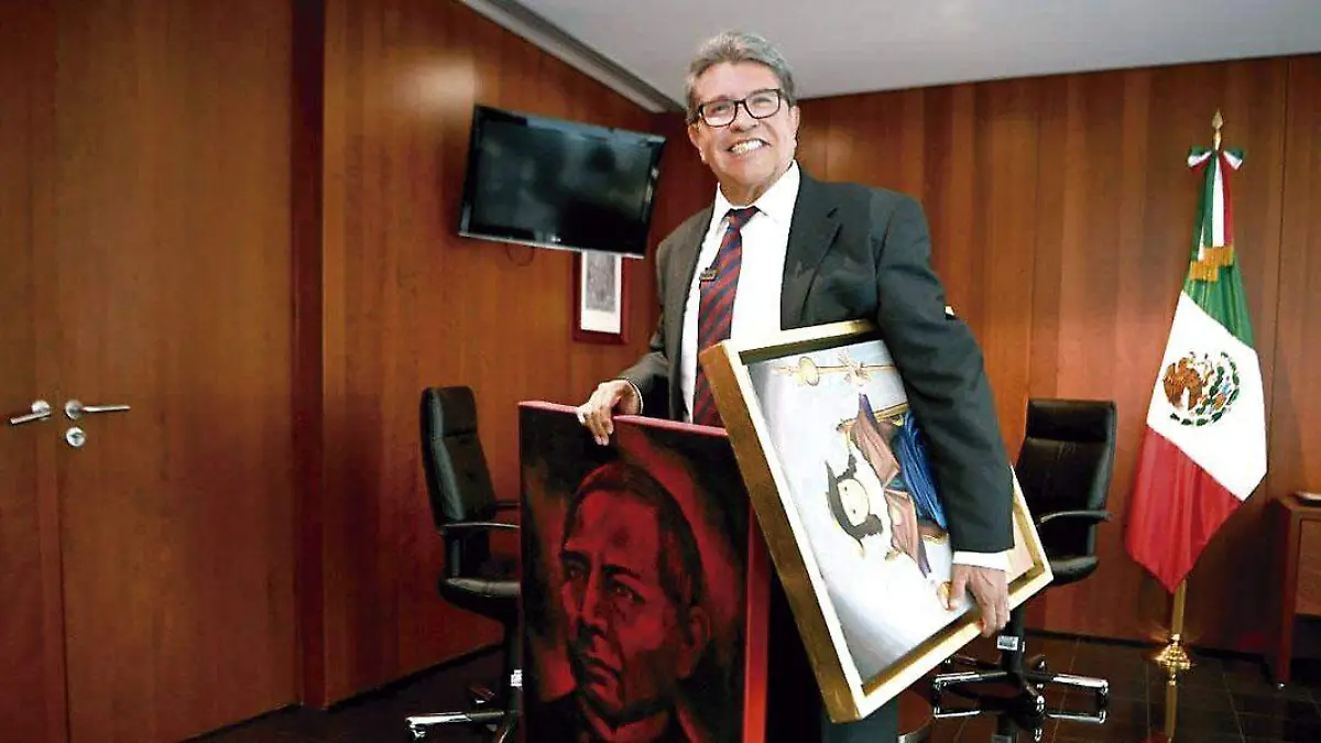 Ricardo-Monreal-despejando-su-oficina