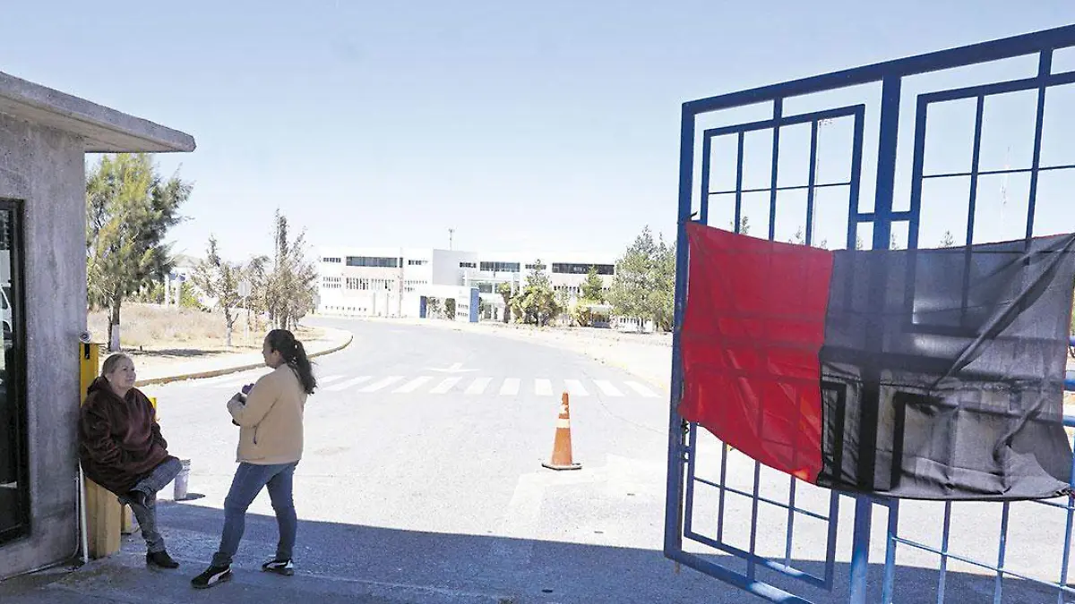 Puerta-de-acceso-al-campus-siglo-XXI-con-bandera-roejinegra