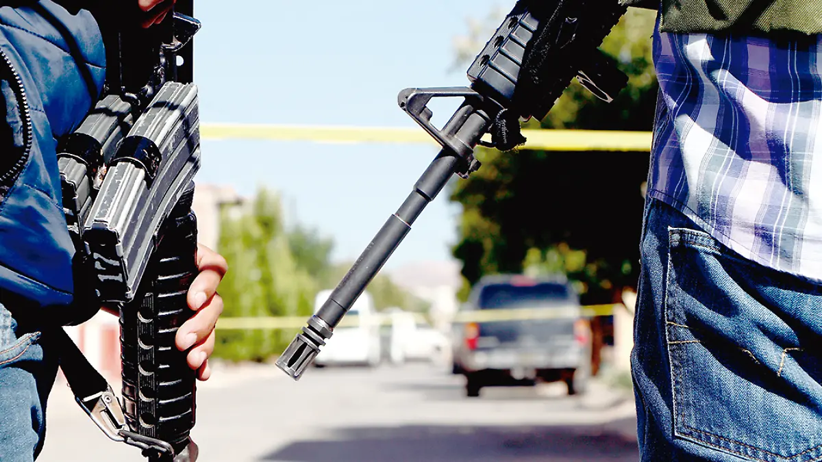 Armas largas sostenidas por hombres en zona de intervención