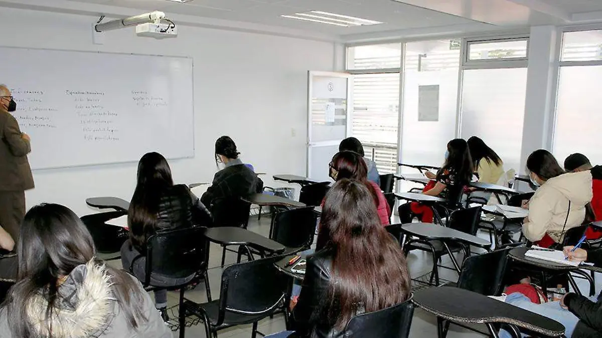 Alumnos de la UAZ en clase