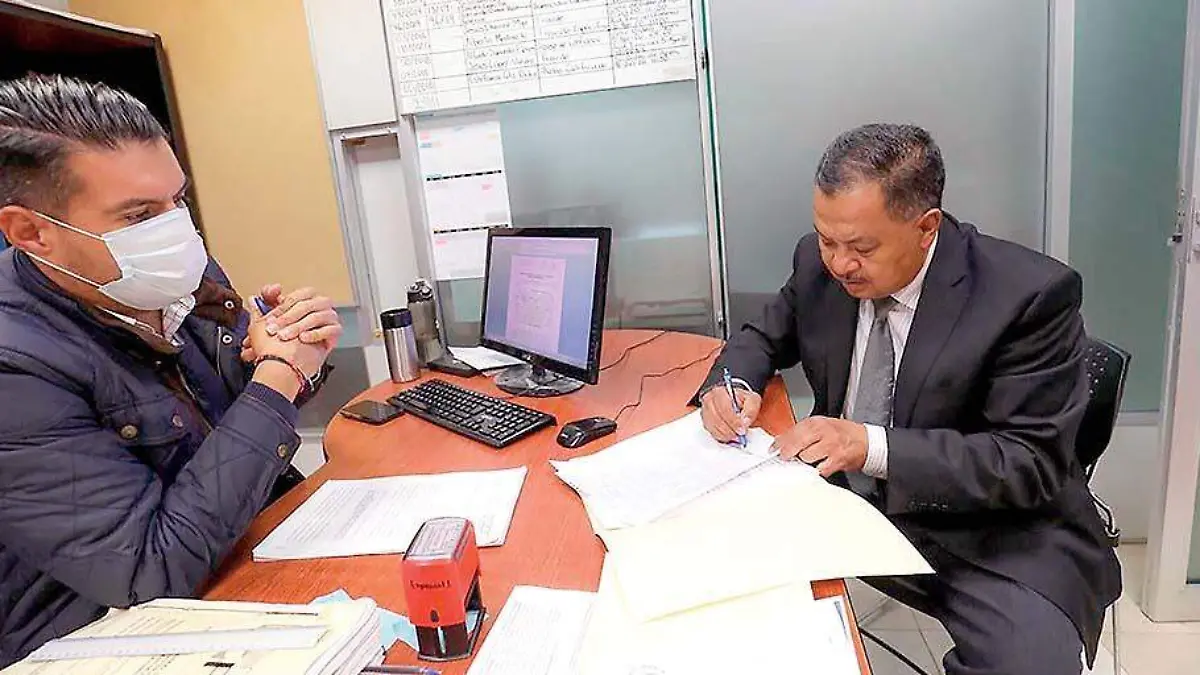 Ricardo Hernández (D), coordinador general jurídico del Godezac presentó la denuncia ante la Fiscalía