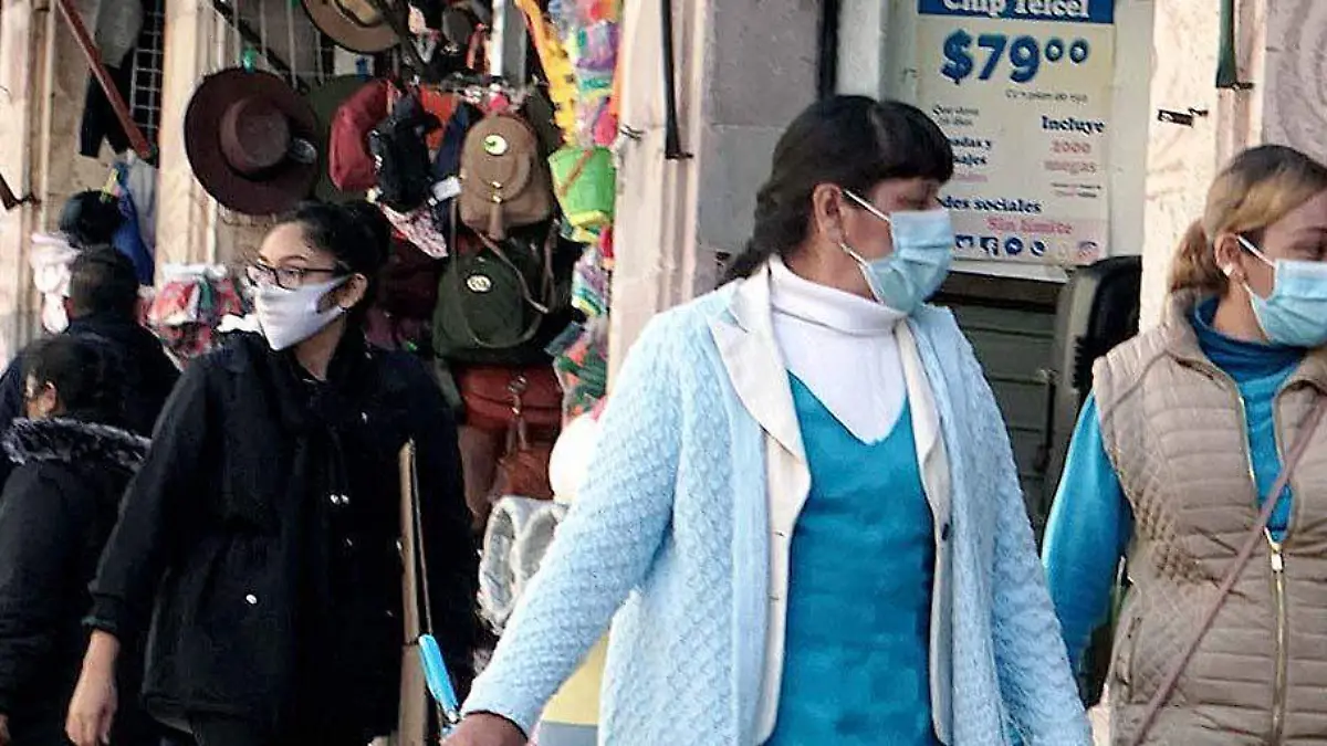 Personas en la vía pública de Zacatecas portando cubrebocas