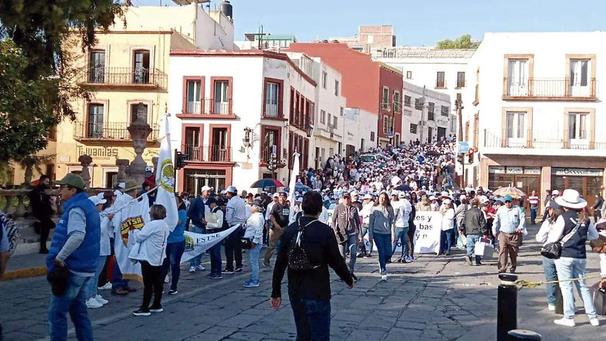 Contingente-de-sindicato-llegando-a-la-alameda