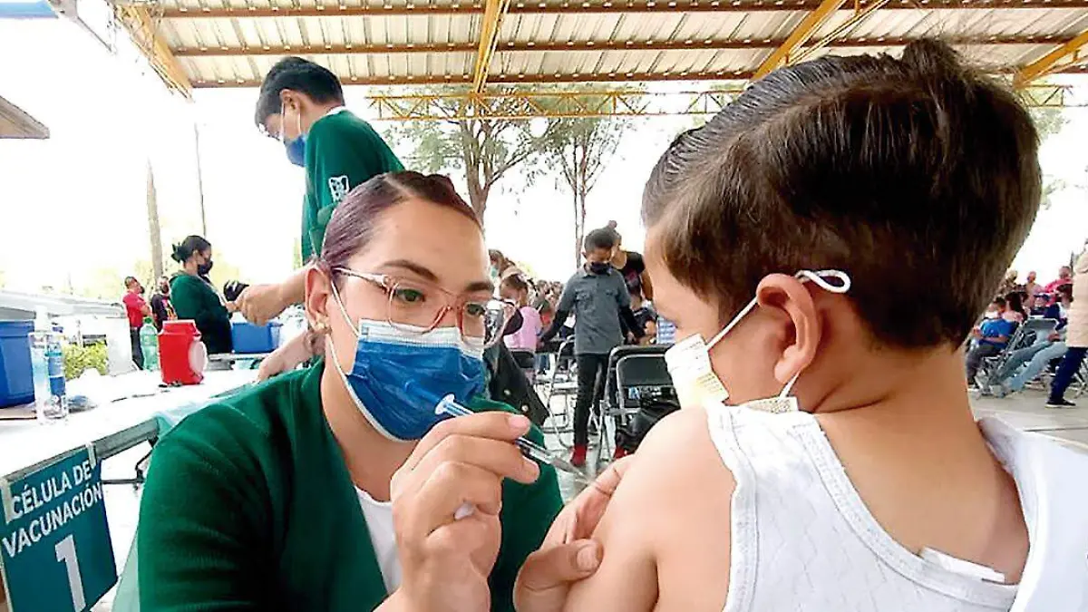 Enfermera aplica a niño vacuna contra covid-19