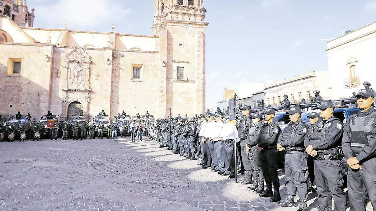 Policías-en-la-Plaza-de-Armas-Zacatecas