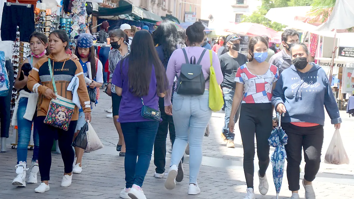 Personas caminando en la Plaza Bicentenario en Zacatecas