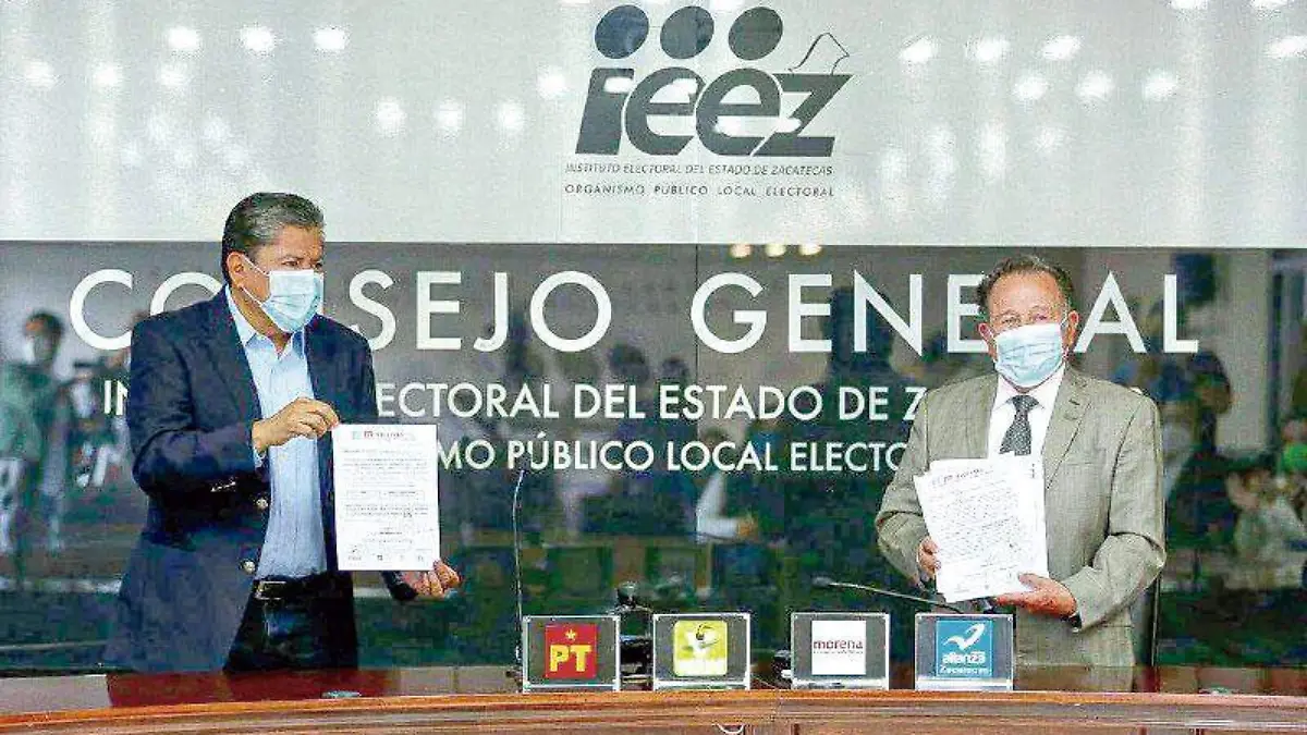 David Monreal y presidente del IEEZ mostrando la documentación del registro