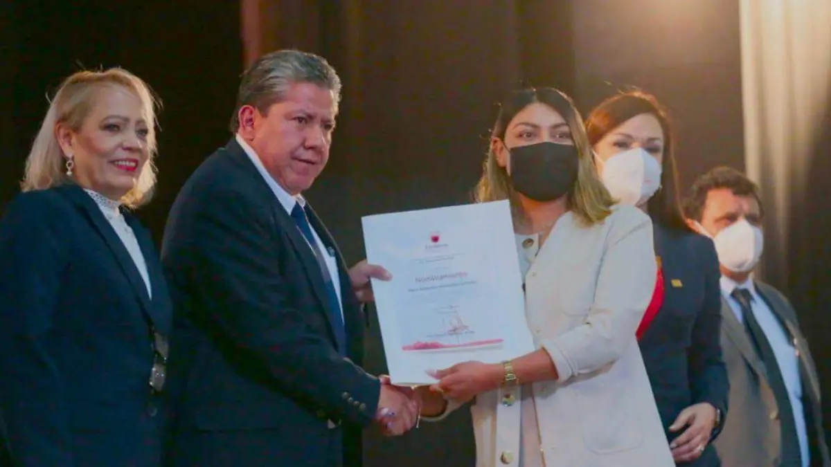 Gobernador entrega documento de plaza a personal de apoyo a laa educación