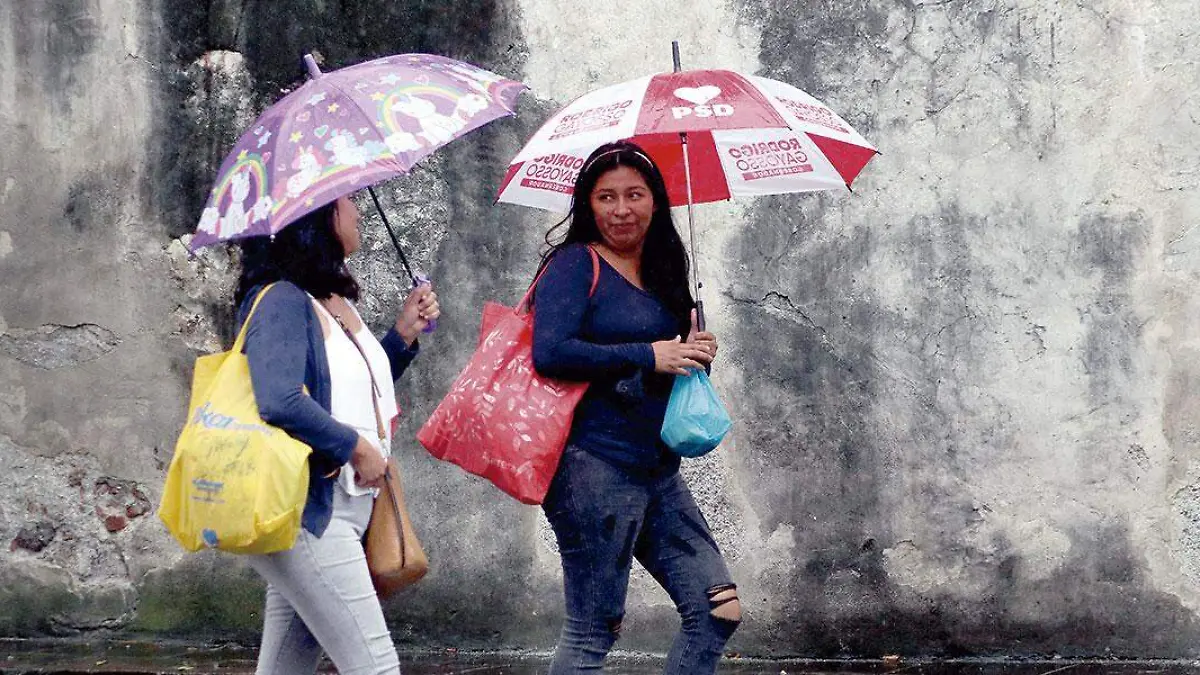 Mujeres-se-resguardan-de-la-lluvia-con-combrillas