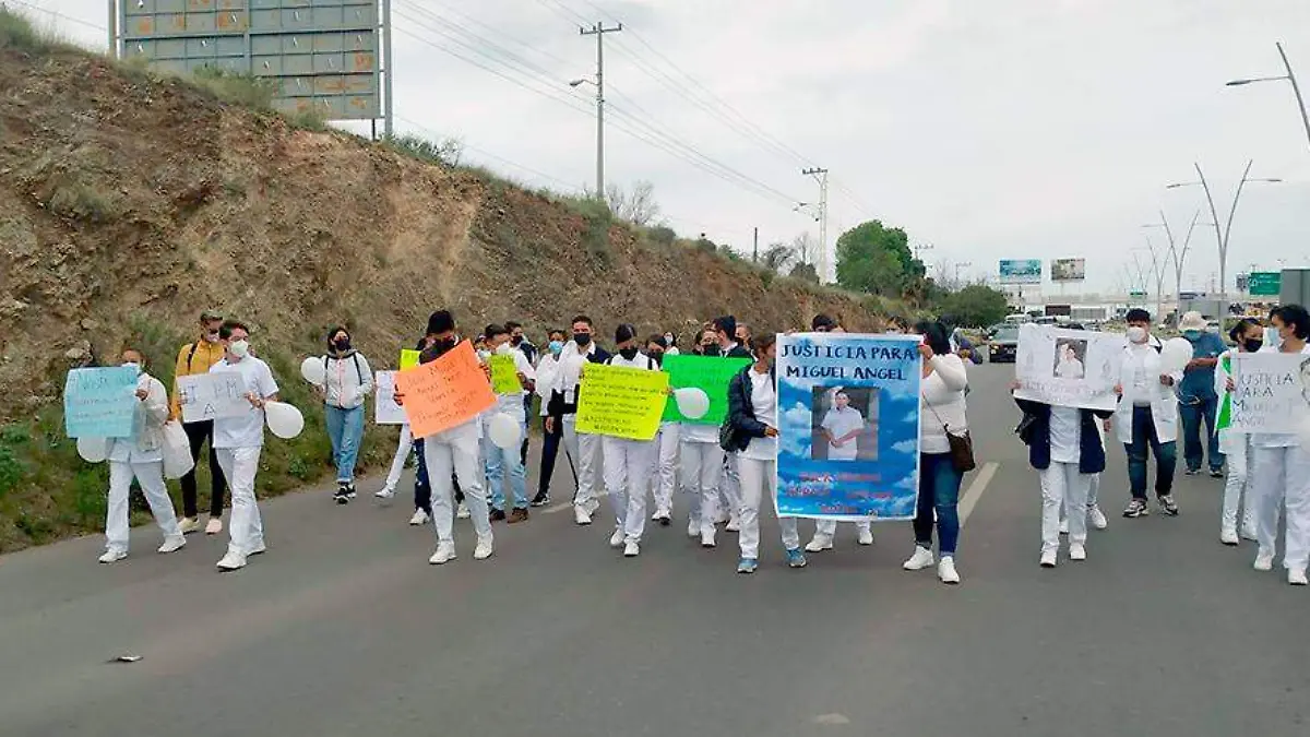 Pasantes y alumnos de enfermería protestan por los niveles de inseguridad en el estado