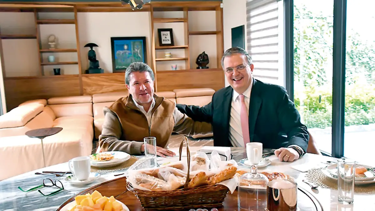 Ricardo Monreal y Marcelo Ebrard en desayuno
