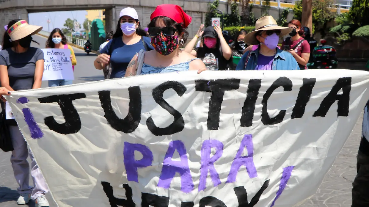 mujeres participantes en marcha