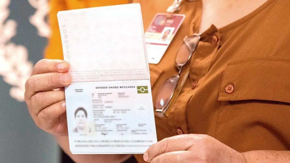 Persona muestra su pasaporte electrónico