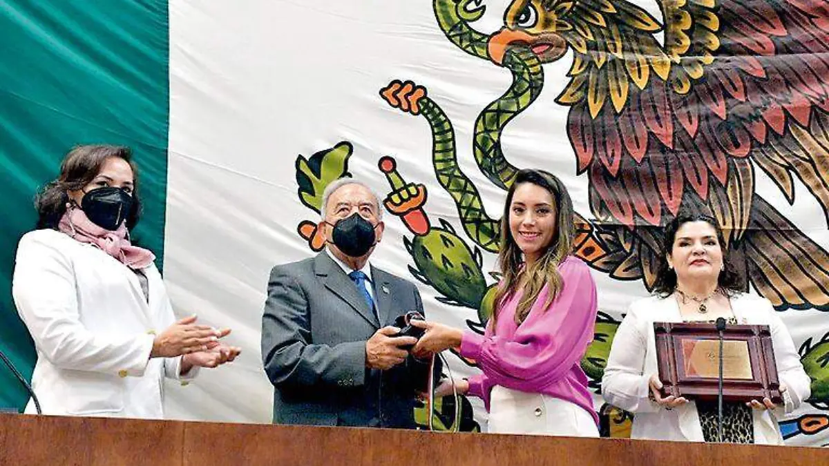 Entrega de medalla al periodista Ignacio Valenzuela