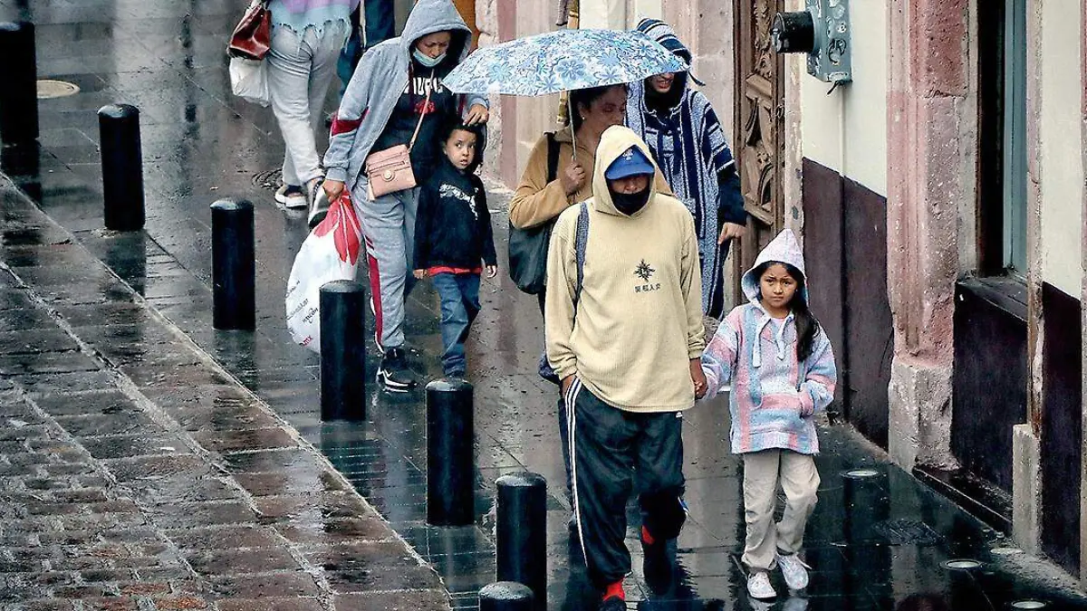 Persona en el centro de la ciudad de Zacatecas en un día lluvioso