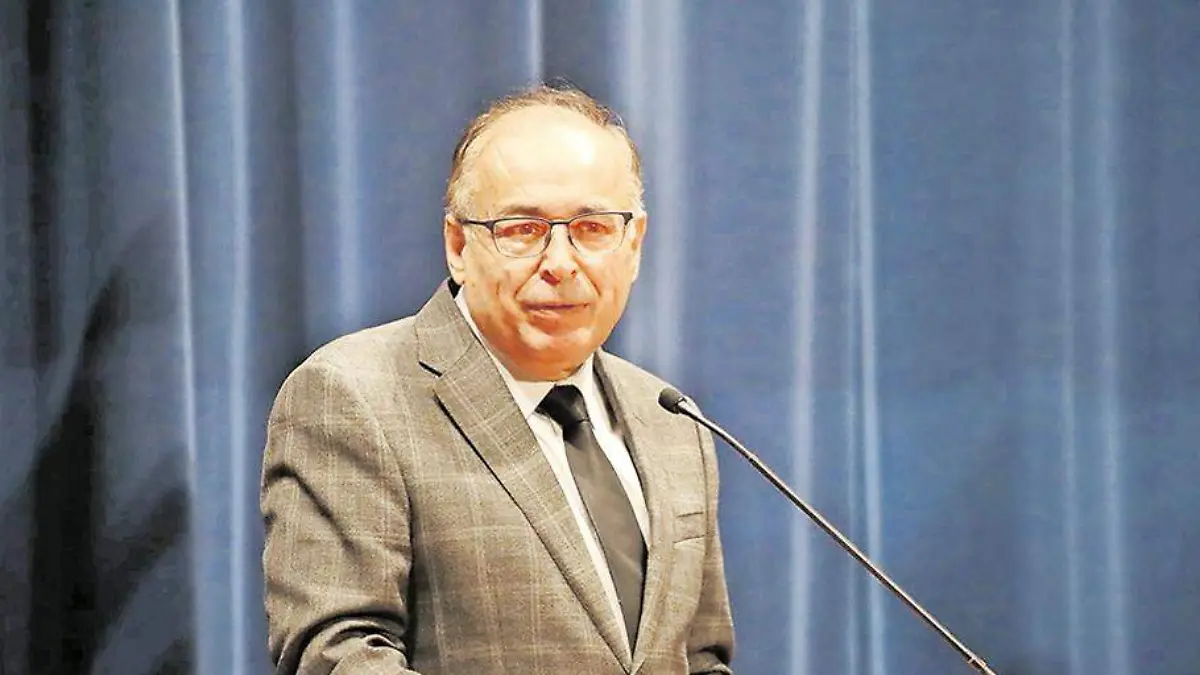 Arturo Nahle García frente a un micrófono