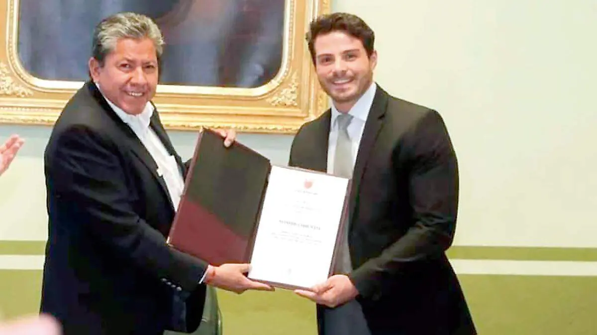 David Monreal entrega nombramiento a director del Injuventud