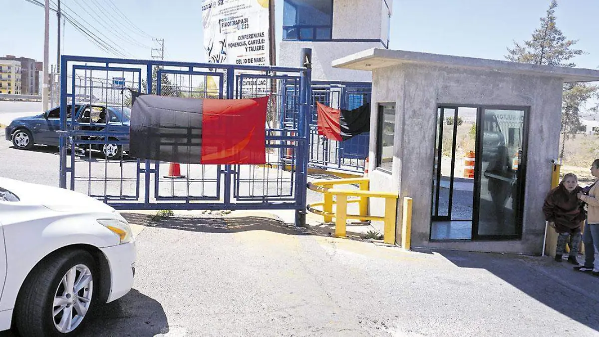 Bandera-rojinegra-en-el-campus-Siglo-XXI-UAZ