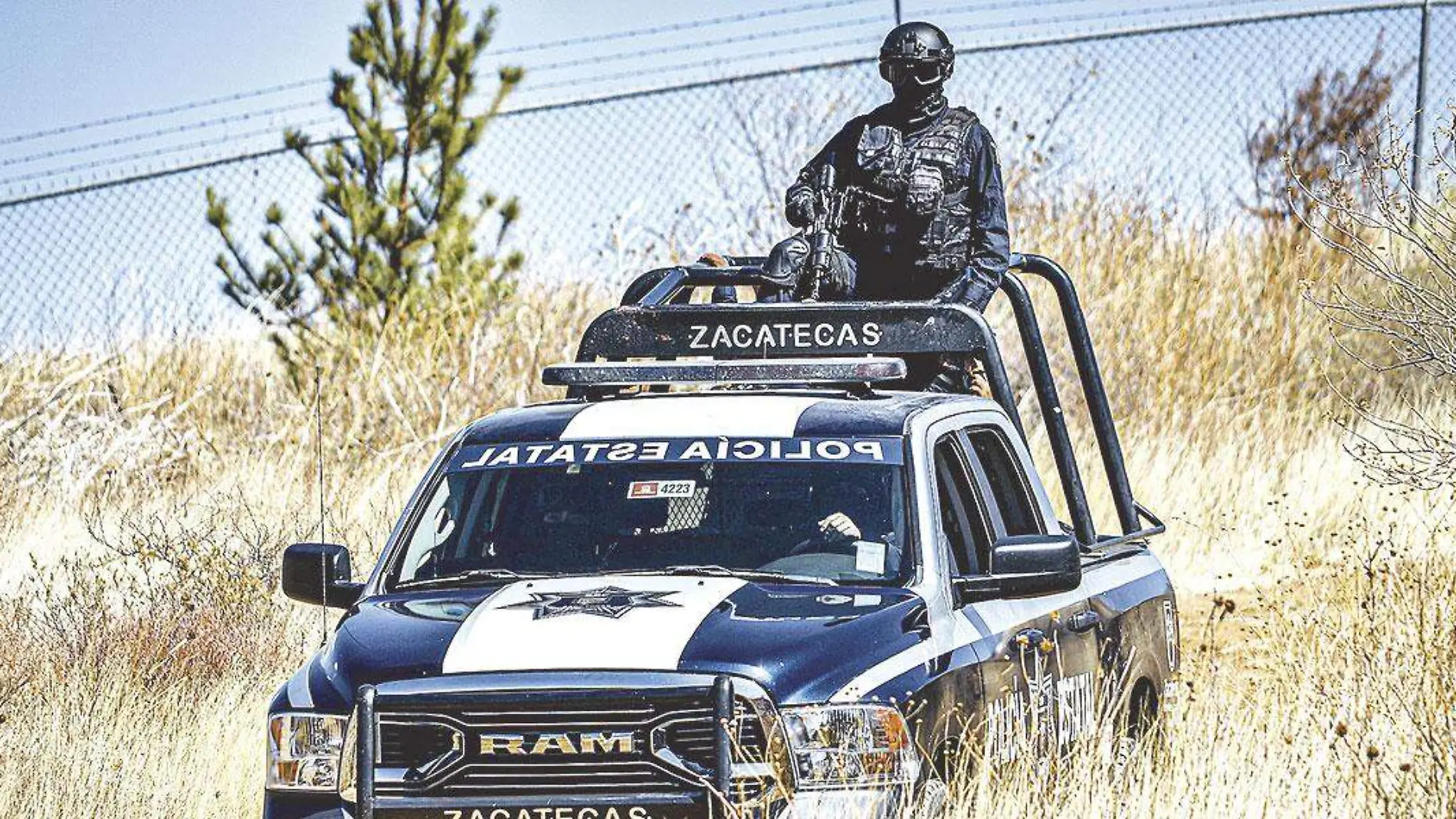 Camioneta-patrulla-de-la-Policía-Estatal-durante-orperarivo