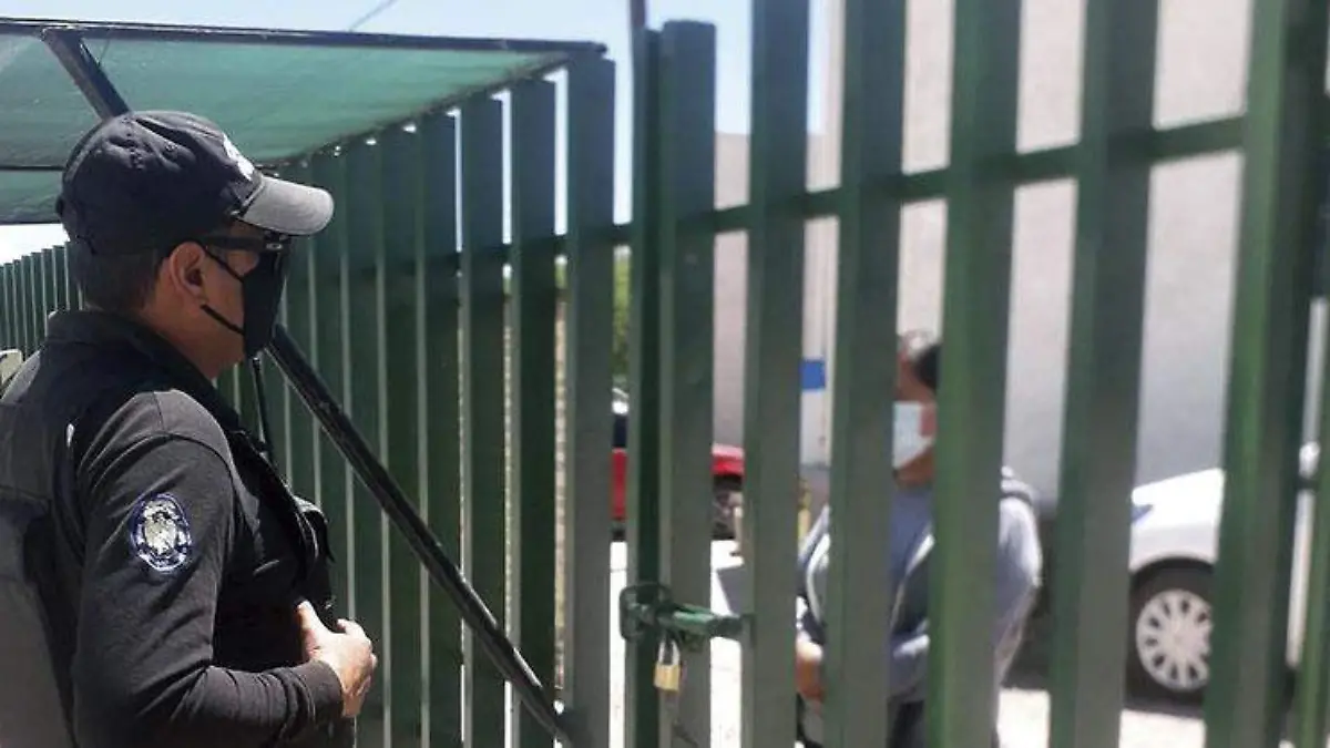 Custodioatendiendoaunamujerantesdeingresaracentro-penitenciario