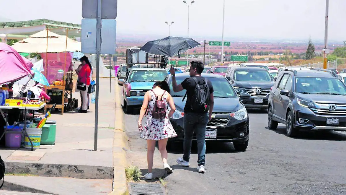 Personas protegiéndose del calor