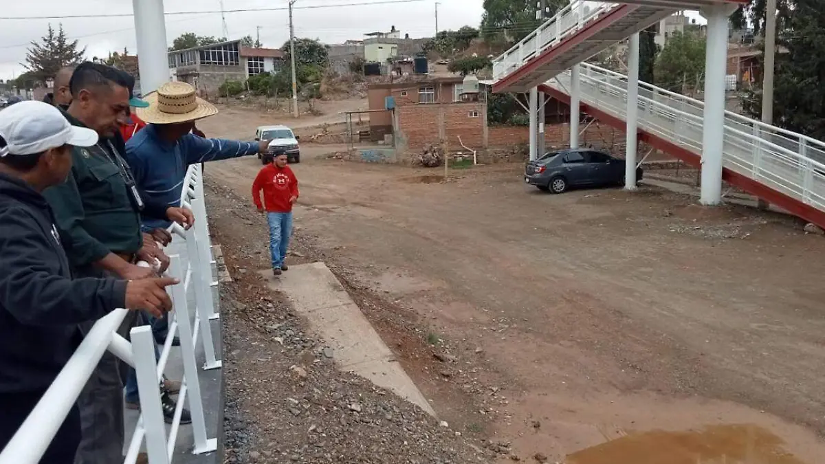 Habitantes de Picones con funcionarios de gobierno