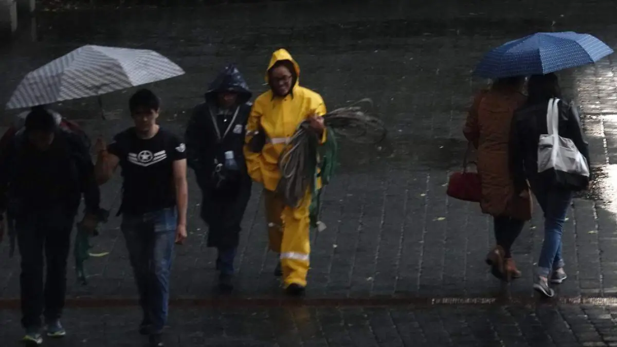 personas bajo la lluvia