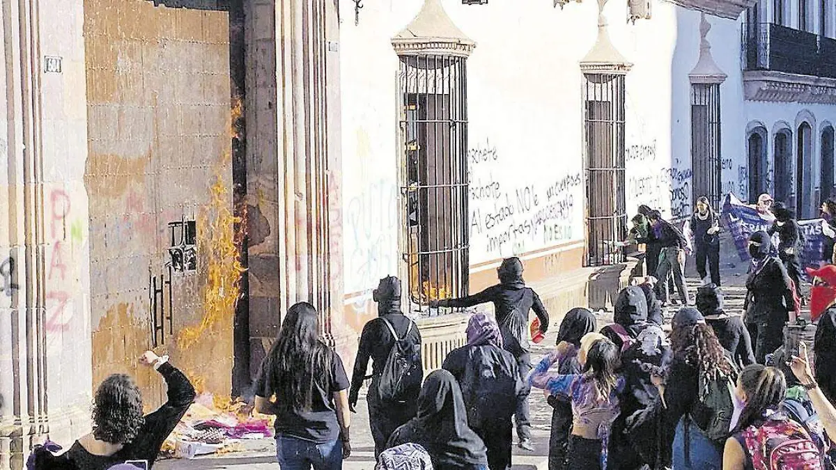 Incendio-de-la-puerta-de-palacio-de-gobierno-de-Zacatecas