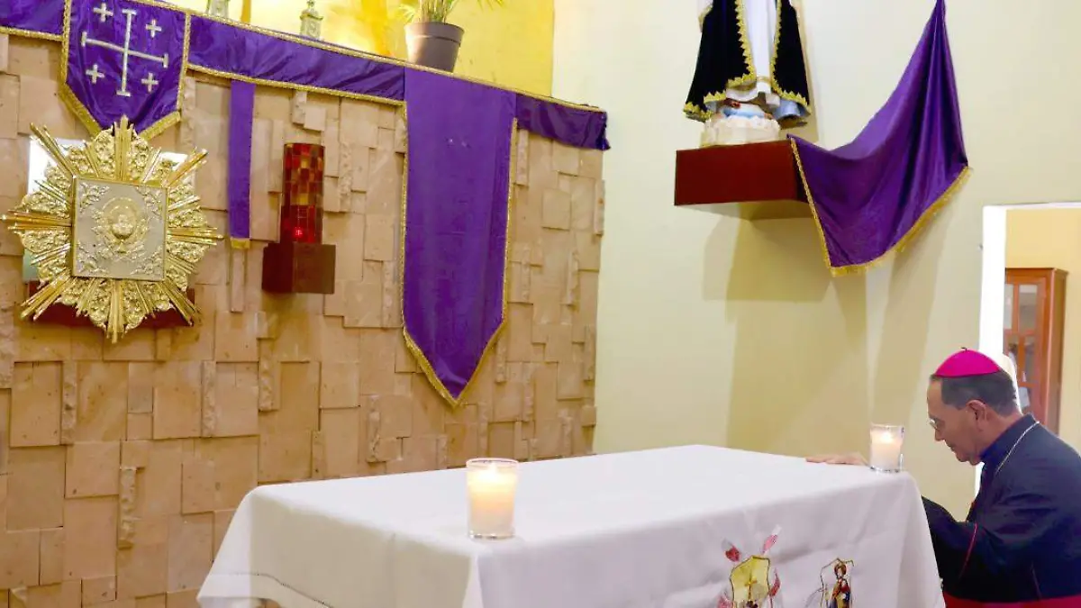 Obispo de Zacatecas en oración