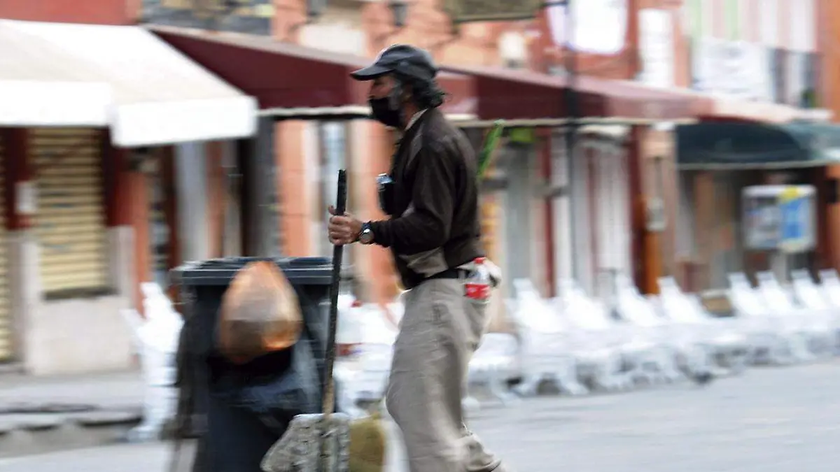 Hombre-vistiendo-sueter