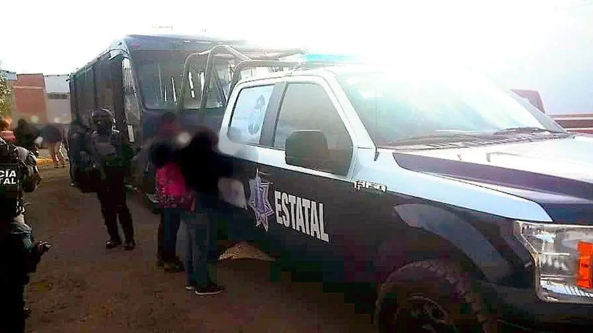 patrulla de la policía estatal con migrantes