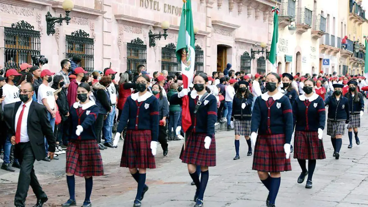 alumnas uniformadas en desfile