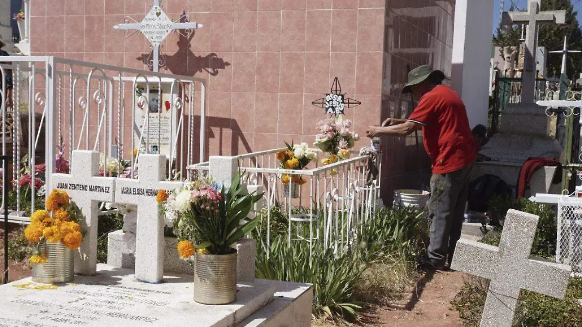 Panteón durante el Día de Muertos
