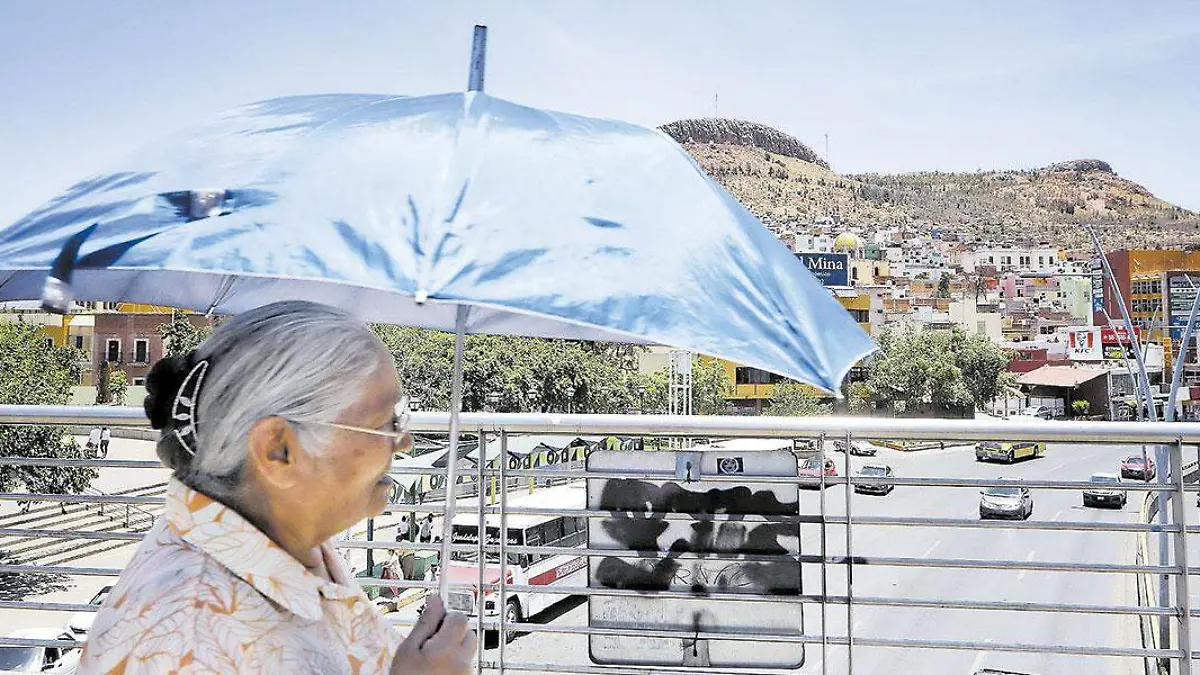 Mujer-se-cubre-de-las-altas-temperaturas
