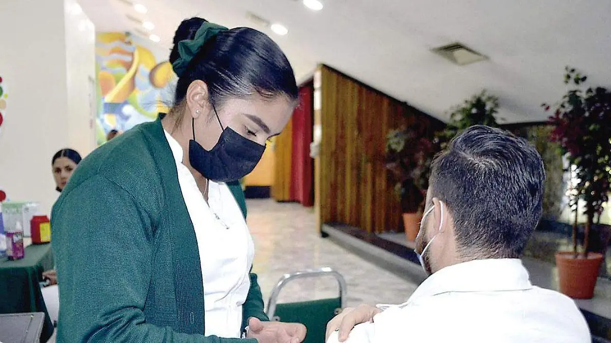 Aplicación-de-vacuna-a-personal-de-Salud