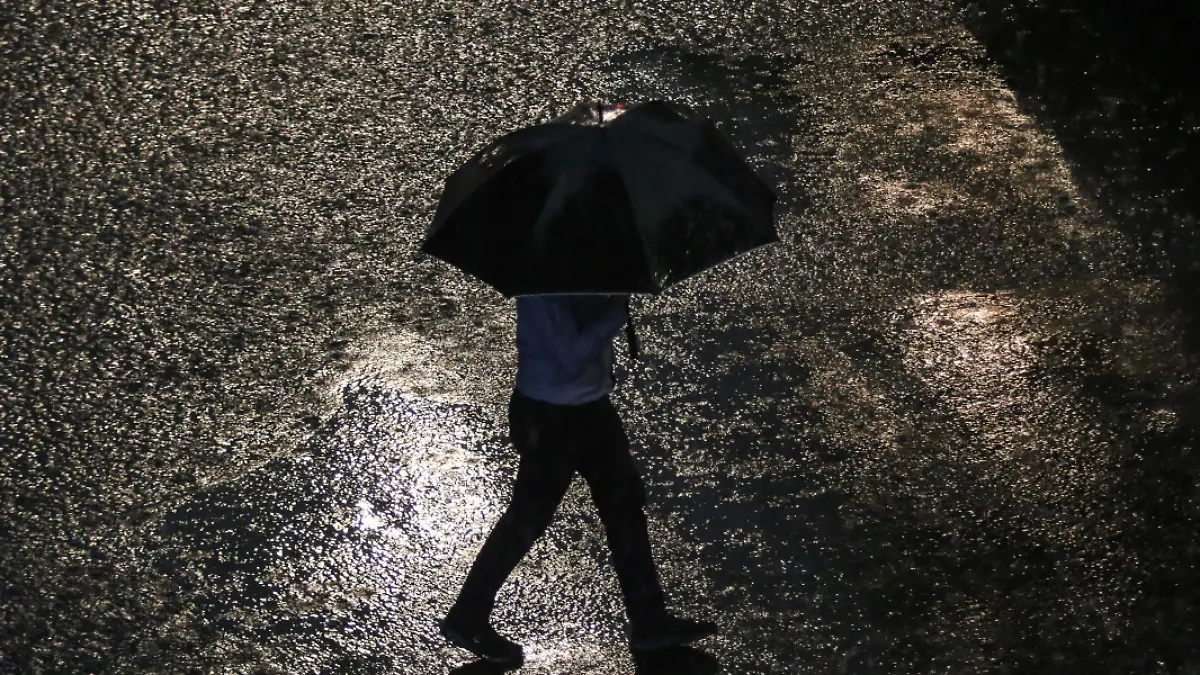 hombre bajo la lluvia