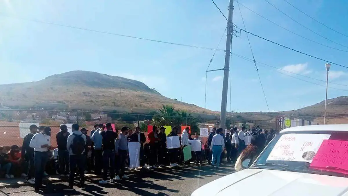 Padres de familia y alumnos protestan afuera del bachillerato militarizado