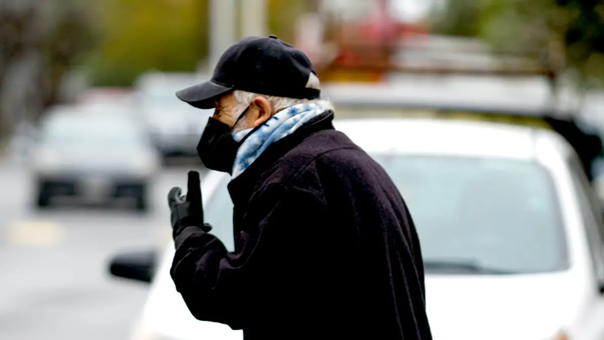 Hombre cubierto con guantes y chamarra ante la sensación de frío