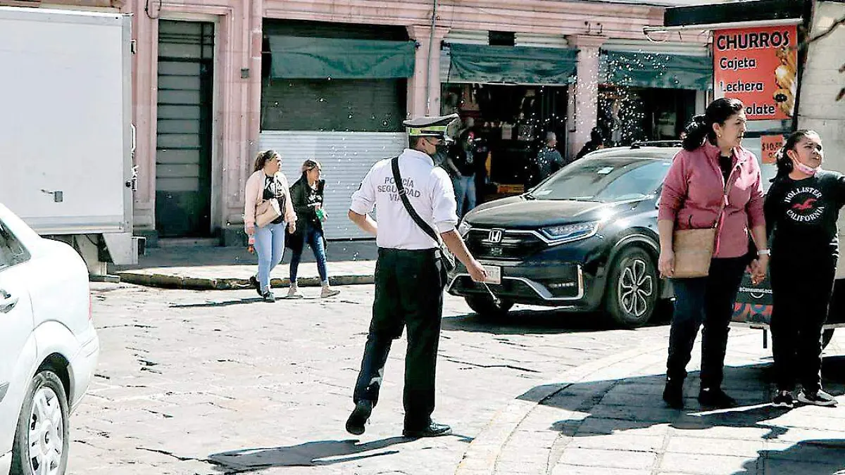 Personas en la vía pública de Zacatecas
