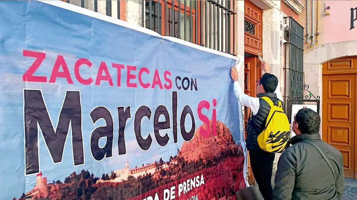 Colocan manta en favor de Marcelo Ebrard