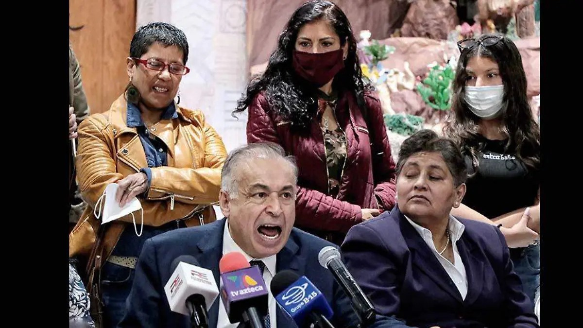Conferencia de prensa de Arturo Nahle, acompañado por representantes de colectivos feministas