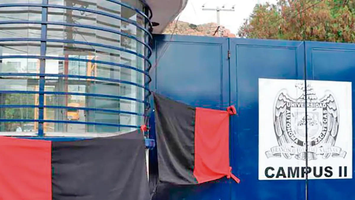 Banderas rojinegras en el campus ii