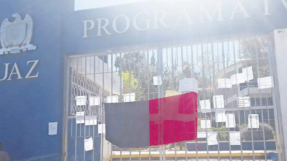 Fachada-de-la-preparatoria-IV-con-bandera-rojinegra