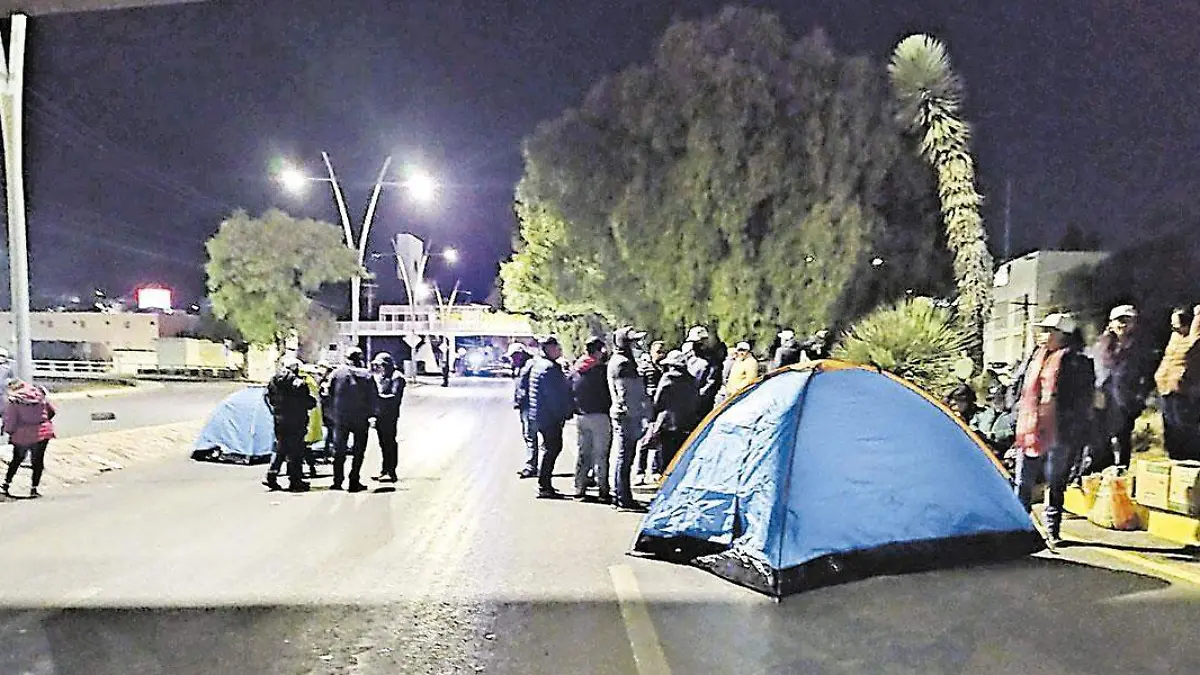 Maestros-colocaron-casas-de-campaña-en-el-bulevar-metropolitano